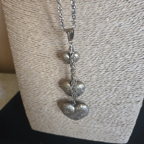 Elegant Triple Heart Floral Print Pendant Necklace Bronze Color - Picture 3 of 5